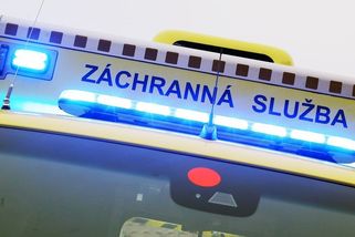 V převráceném mercedesu na Kolínsku zemřel 17letý řidič - Novinky